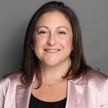 Headshot of Deanna Levy