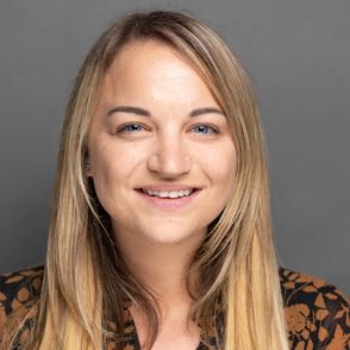 Headshot of Amanda Neubauer